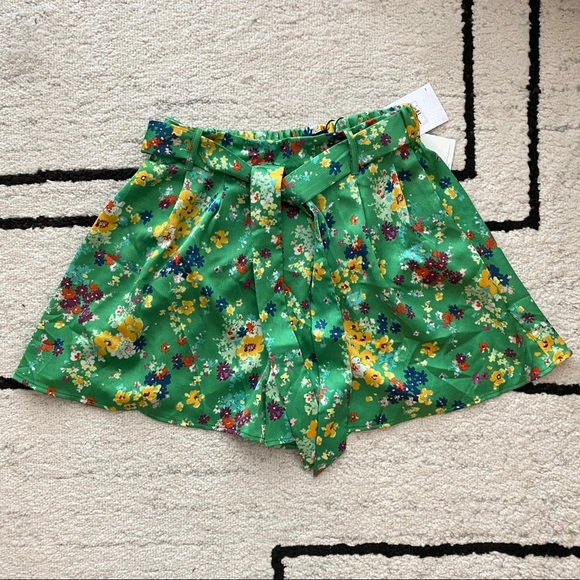 BERSHKA Green Floral High Waisted Tie Front Shorts - Picture 2 of 8